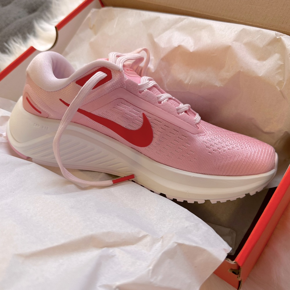 Nike Air Zoom Structure 24 UNISEX 8.5 womens and 7 mens./6.5 wmns and 5 mens.
